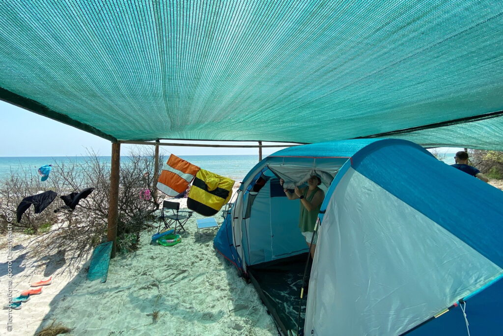 Палаточный городок «Маяк» на острове Джарылгач
